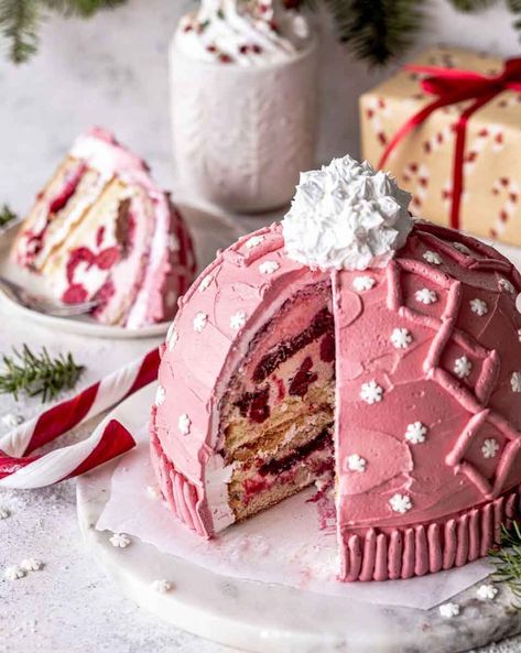 Pink Christmas Aesthetic Ideas - The Mood Guide Winter Torte, Christmas Cake Designs, Xmas Cake, Winter Cake, Christmas Party Food, Weird Food, Pink Cake, Cake Decorating Techniques, Cake Creations