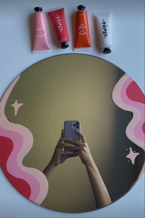 Mirror With Paintings Around It, Oval Mirror Painting Ideas, Painting Mirrors Ideas Diy, Mirror Painting Easy, Round Mirror Painting Ideas, Small Mirror Decorating Ideas, Circle Mirror Painting Ideas, Paint On Mirrors Ideas, Mini Mirror Painting