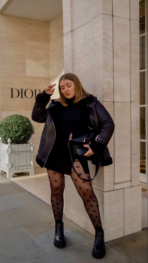 @petiteelliee_ Midsize Outfits Wide Leg, How To Style Tights, Curvy Winter Outfits, Autumn Outfits Curvy, Black Mini Skirt Outfit, Skirt Outfit Fall, Plus Size Fall Fashion, Vegas Outfit, Winter Skirt Outfit