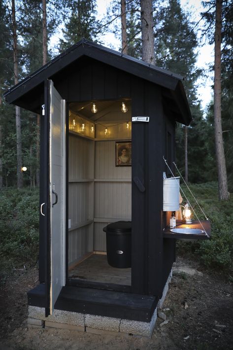 Outdoor Toilet Ideas, Modern Outhouse, Black Shed, Outhouse Bathroom, Outside Toilet, Simple Deck, Outdoor Bathroom Design, Outdoor Toilet, Diy Mud Kitchen