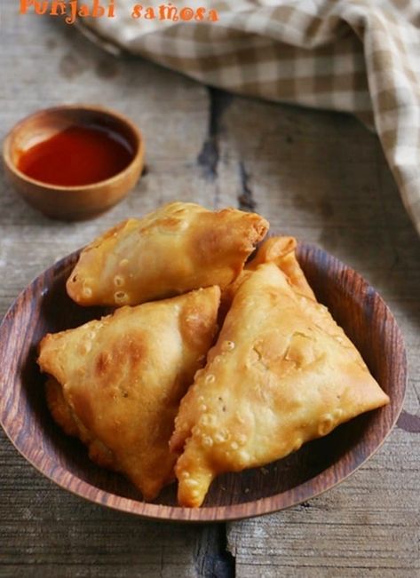 Indian Punjabi samosa recipe- Crispy, flaky, with delicious aloo filling, best ever aloo samosa recipe from scratch! Learn to make the best samosa pastry, delicious filling and watch the video to know how to stuff and shape the samosa! Punjabi Samosa, Samosa Recipe, Indian Appetizers, Tandoori Masala, Tea Time Snacks, Indian Snacks, Samosa, Indian Cooking, Vegan Cooking