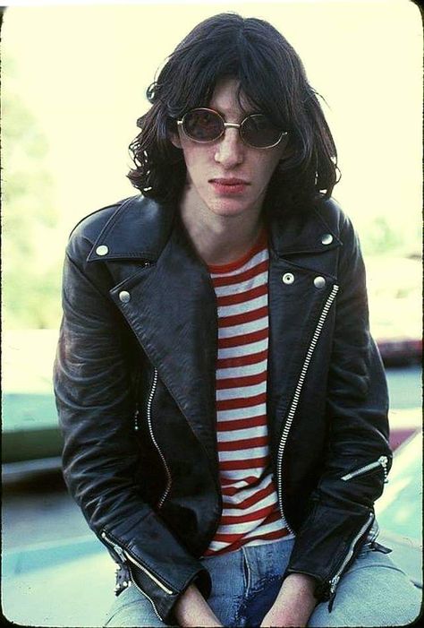 Moda 70s, Hey Ho Lets Go, Garage Punk, Rock Star Outfit, Musician Humor, Joey Ramone, Metal Head, Punk Rock Bands, Stripe Outfits