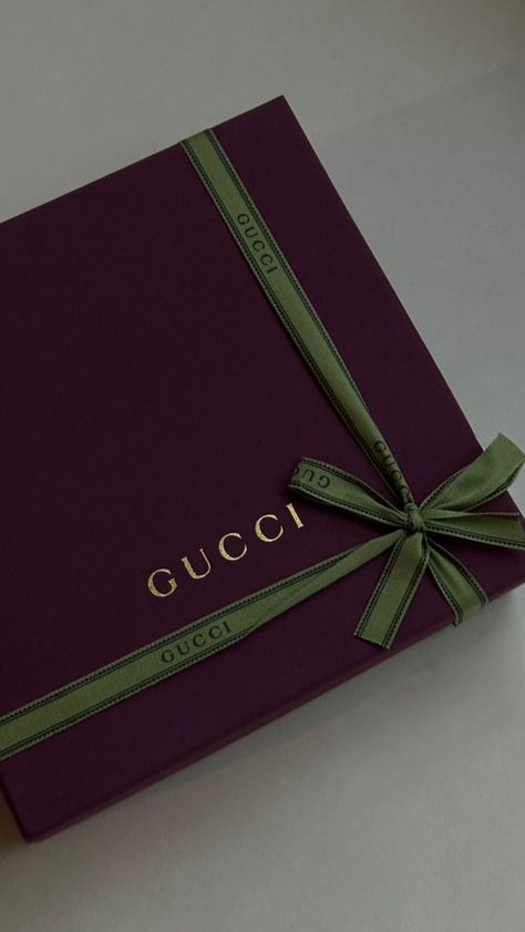 Luxury Gift Packaging Design, Packaging Luxe, Luxury Jewelry Packaging Boxes, Elegant Packaging Design, Gucci Packaging, Box Bag Packaging, Experiential Marketing Events, Luxury Brand Packaging, Scarf Packaging