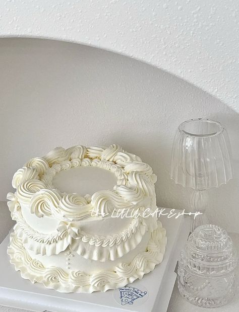 White Frosting Cake Design, Pretty Birthday Cakes White, White Vintage Cake Aesthetic, White Vintage Birthday Cake, Old Fashioned Cake Design, Vintage Ruffle Cake, White Cakes Decoration, All White Vintage Cake, White Cake Design Birthday