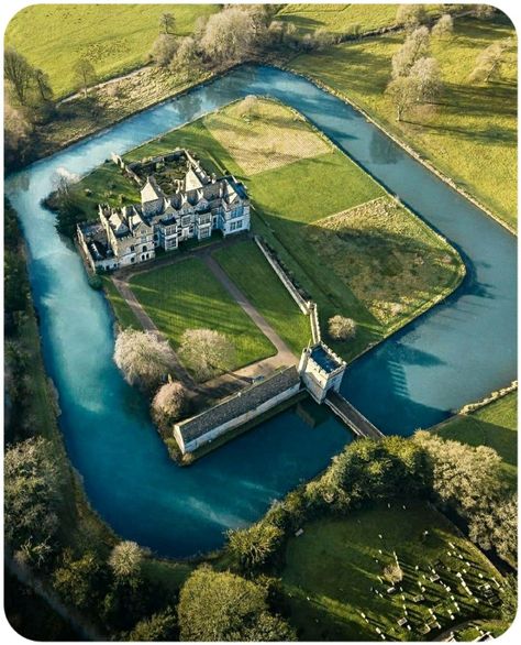 Castle With Moat, Vila Medieval, Oxfordshire England, English Castles, European Castles, Casas Coloniales, Castle House, Manor Houses, Beautiful Castles