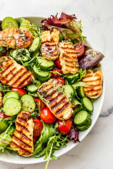 Close up shot of a grilled halloumi salad. Halloumi Salad Recipes, Haloumi Recipes, Roasted Chickpea Salad, Tomatoes And Cucumbers, Mediterranean Salad Recipe, Middle Eastern Salads, Grilled Salad, Halloumi Cheese, Crunchy Chickpeas