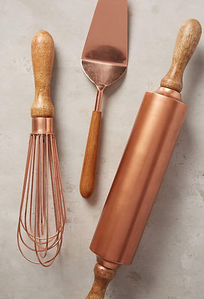 Grab a few rummage sale or dollar store kitchen utensils. Then spray paint them a color that matches your classroom color scheme. This would be the perfect baking or cooking classroom theme! Rose Gold Kitchen, Copper Utensils, Copper Accessories, Smart Tiles, Gold Kitchen, Copper Rose, Kitchen Design Decor, Copper Kitchen, Kitchen Themes