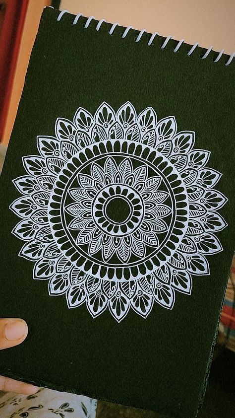 White Pen Art On Black Paper Mandala, White Mandala On Black Paper, Pen Mandala, Mandala Frame, Small Mandala, Mandala Sketch, Paper Sketch, Doddle Art, Black Mandala