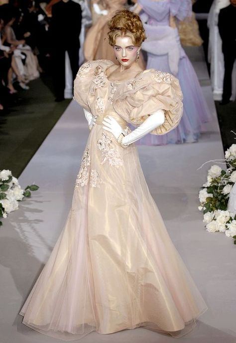 2000s Romantic period inspired wedding dress-Christian Dior inspired look with sleeves Vlada Roslyakova, Dior Collection, Runway Fashion Couture, Christian Dior Haute Couture, Moda Paris, Dior Haute Couture, Claudia Schiffer, Dior Couture, Naomi Campbell