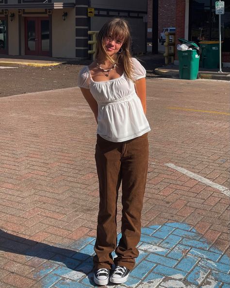 Cute Brown Pants Outfit, How To Style Beige Corduroy Pants, Walking Downtown Outfit, Brown Flared Corduroy Pants Outfit, Brown Pants Summer Outfit, Fall Outfits With Brown Pants, Fall Outfits Brown Pants, Brown Corduroy Pants Outfits, Brown High Top Converse Outfit