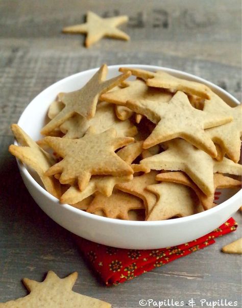 Faites cuire 12 à 15 minutes. Quand les bords commencent à dorer, c’est que c’est bon.  Régalez-vous Christmas Shortbread, Desserts With Biscuits, Shortbread Recipes, Cookies N Cream Cookies, Christmas Food Dinner, Biscuit Cookies, Shortbread Cookies, Cookies Recipes Christmas, Sweet Recipes