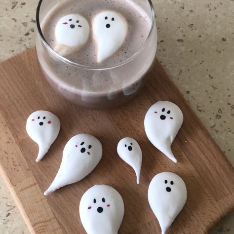 ghost marshmallows – audreysaurus Diy Ghost Marshmallows, Ghost Marshmallows, Autumn Sleepover, Halloween Marshmallows, Marshmallow Design, Marshmallow Ghosts, Ghost Food, Halloween Brunch, Sweata Weatha