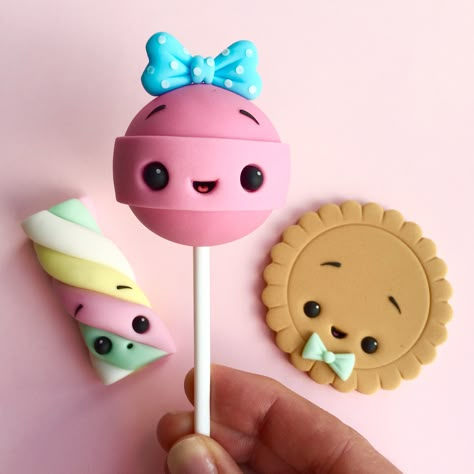 Cute candy cake toppers - sweets - fondant - gum paste - kawaii Fimo Kawaii, Polymer Clay Kunst, Crea Fimo, Kawaii Candy, Polymer Clay Kawaii, Cake Topper Tutorial, Kawaii Crafts, Smile Cute, Cute Sweets