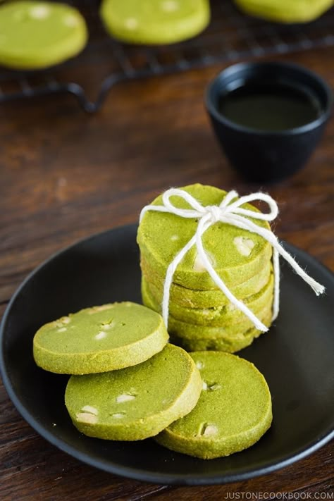 Enjoy your afternoon tea with these buttery, crispy Matcha Green Tea Cookies. The unique flavor of matcha in the cookies is surprisingly delightful! #matcha #greentea #cookies | Easy Japanese Recipes at JustOneCookbook.com Matcha Biscuits, Matcha Shortbread, Matcha Cookies Recipe, Green Tea Cookies, Japanese Cookies, Butter Cookies Easy, Matcha Cookies, Mango Pudding, Pistachio Cookies