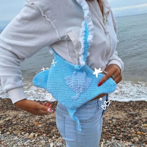 the manta ray bag 🌊🫧⊹₊｡ꕤ˚₊⊹ This is my favourite design ever, I'm so happy with how the bag turned out I think it's so cute <3 at some point I will be adding pearls and a remora fish charm but for now this is it !! If you are interested in owning your own manta bag please feel free to message me <3 I would love to offer customs for this bag and eventually sell a pattern cause this bag was super fun to make, it was freehanded and designed by me ⋆౨ৎ˚⟡˖ ࣪ swipe to the end to see the original... Free Manta Ray Crochet Pattern, Manta Ray Crochet Pattern Free, Crochet Ocean Bag, Crochet Fish Bag, Crochet Manta Ray, Remora Fish, Freehand Crochet, Ocean Bag, Fish Bag