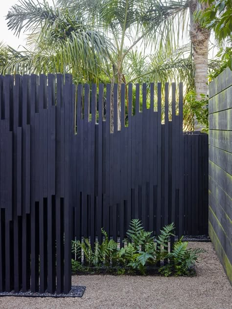 Modern Horizontal Fence, Backyard Wood Fence, Wooden Fence Ideas, Horizontal Fencing, Wood Fence Ideas, Aesthetic Horizontal, Diy Garden Ideas, Fence Wall Design, Privacy Fence Designs