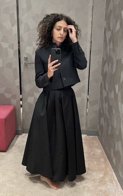 Ruffle Skirt Outfit Winter, Black Maxi Skirt Outfit, Maxi Skirt Outfit, Black Maxi Skirt, Maxi Skirt Outfits, Bubble Skirt, Black Maxi, Skirt Outfit, Skirt Outfits