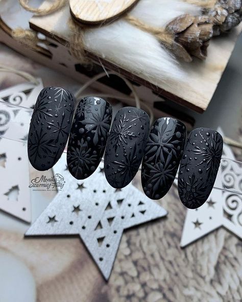 50 Trending Winter Nails to Inspire You Trending Winter Nails, Nail Art Noel, Snow Nails, Short Fake Nails, Holiday Nail Designs, Black Snow, Nail Polish Art, Winter Nail Designs, Dark Nails