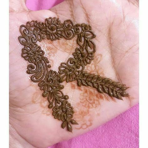 Alphabet Mehendi Designs, Alphabet Mehndi, Eid Mehndi Design, Henna Styles, Front Hand Mehndi Design, Latest Arabic Mehndi Designs, Front Hand Mehndi, Mehandi Art, Finger Henna Designs