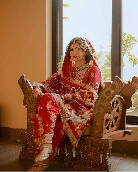 Desi bridal dress 2021 most beautiful bride most stunning fabulous look traditional bridal shalwar kamiz #bridaldress #bridalwear #desibride #subcribe #bridalloook #fashion Pakistani Bridal Hairstyles, Sikh Bride, Asian Bridal Dresses, Indian Bride Outfits, Punjabi Bride, Desi Bride, Latest Bridal Dresses, Bridal Dresses Pakistan, Pakistani Fancy Dresses