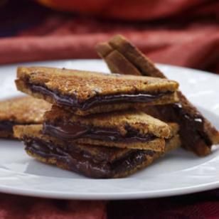 Grilled Dark Chocolate Sandwich Recipe Peanut Butter Sandwich, Chocolate Snacks, Pumpkin Butter, Chocolate Sandwich, Healthy Chocolate, Idee Pasto Sano, Food Pairings, Sweet Breakfast, Healthy Dessert Recipes