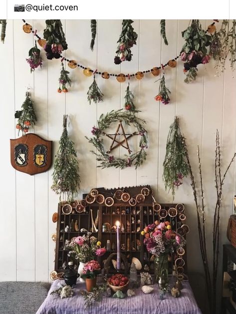 Arte Hippy, Sacred Space Altar, Yule Crafts, Yule Celebration, Pagan Yule, Witchy Room, Witchcraft Altar, Witch Room, Wiccan Crafts