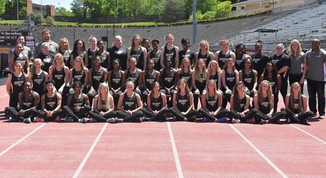 Track And Field Team Pictures, Track Team Photos, Track Team Pictures, Track Poses, Track Photography, Track Pictures, Towson University, Track Team, Team Pictures