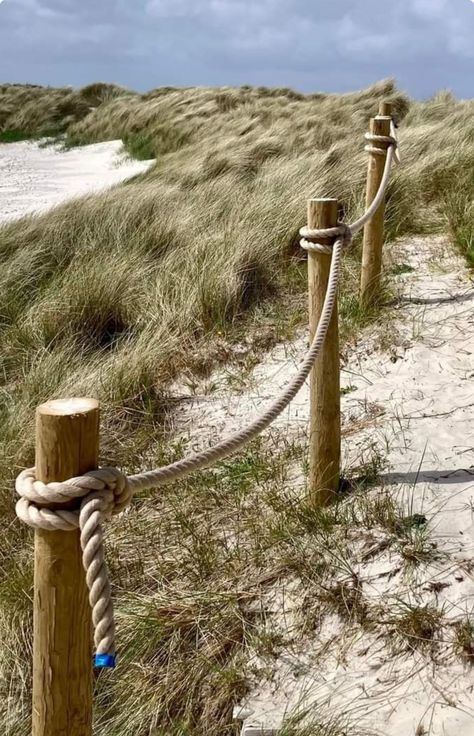 Coastal Landscaping Ideas, Tennis Bar, Forest Lounge, Rope Fence, Case Creole, Outdoor Handrail, Coastal Landscaping, Nautical Crafts, Railings Outdoor