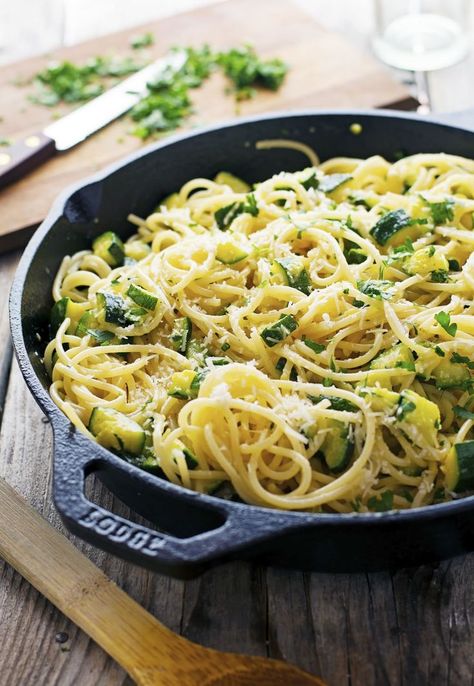 Healthy Pasta Carbonara, Spagetti Carbonara, Raw Vegan Dinners, Zucchini Carbonara, Zucchini Pasta Recipes, Pasta Carbonara Recipe, Team Dinner, Honey Bread, Healthy Pasta