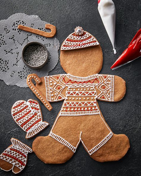 Giant Gingerbread Man, Making A Gingerbread House, Gingerbread Man Recipe, Gingerbread Recipes, Gingerbread Ideas, Gingerbread Dough, Christmas Eats, Make A Gingerbread House, Gingerbread House Kits