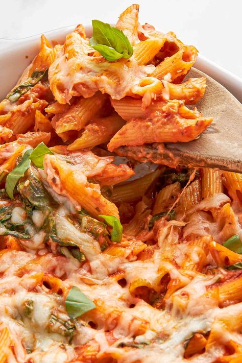 The Easiest Way To Make Penne Alla Vodka Is in the Oven Best Penne Alla Vodka Recipe, Vodka Penne Pasta, Pink Pasta, Penne Vodka, Baked Penne, Penne Alla Vodka, Pink Sauce, Vodka Pasta, Alla Vodka