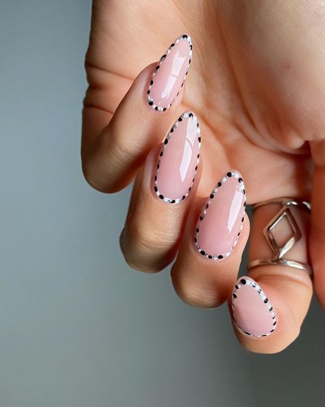 New Summer Nails, Black Dot Nails, Border Nails, Simple French Style, Palm Nails, Dot Nail Designs, Michelle Lee, Edge Nails, Black Daisy