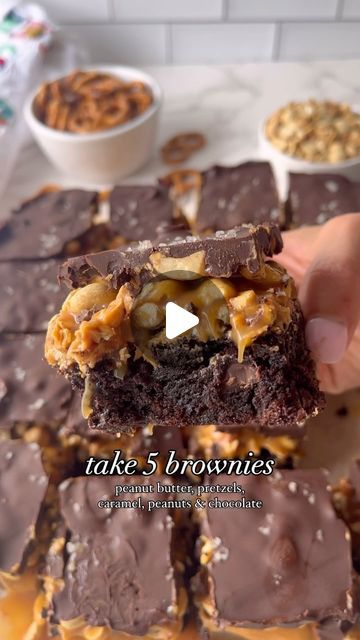 Carmel Desserts, Peanut Butter Pretzels, Candy Cookies Recipes, Butter Pretzels, Protein Treats, Box Brownies, Peanut Butter Brownies, Cake Bars, Sweets Cake