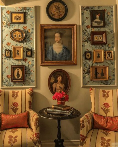 Art Wall Ideas, Victorian Modern, Glam Pad, English Decor, Casa Vintage, Left Over, Picture Hanging, Wall Gallery, Wall Ideas