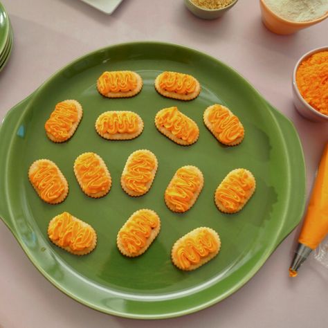 Food Network Appetizers, Spray Cheese, Cheddar Cheese Powder, Cheese Whiz, Butter Crackers, Crackers Recipe, Cheese Powder, Cheese And Crackers, Cracker Recipes