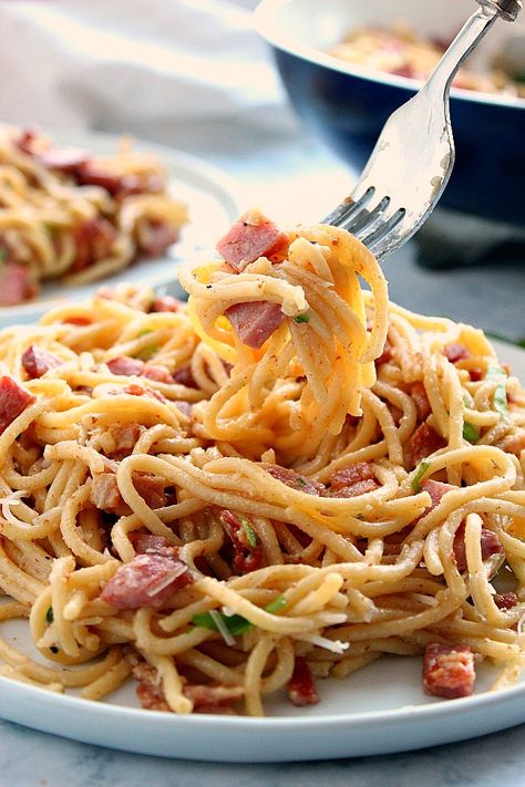 Spaghetti alla Carbonara with Ham Recipe - fast and easy pasta dinner for busy weeknights. Spaghetti noodles are tossed with crispy bacon, ham and creamy Parmesan sauce. Ham Carbonara Recipe, Pasta With Ham, Pasta Recipes Easy Fast, Ham Pasta, Parmesan Cauliflower, Resep Pasta, Ham Dinner, Cooking Spaghetti, Leftover Ham Recipes