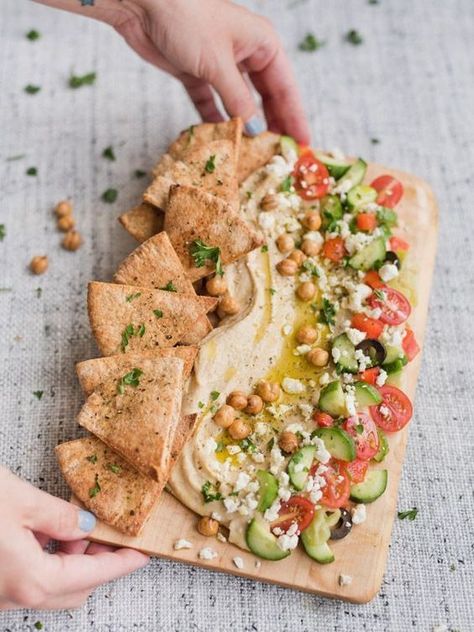 Hummus Board, Easy Summer Salad Recipes, Greek Hummus, Easy Summer Salad, Sommer Mad, Resep Salad, Summer Salad Recipes, Summer Salad, Chicken Salad Recipes