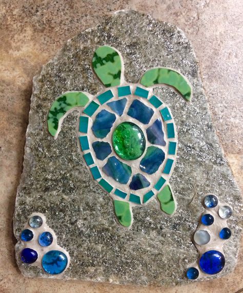 Turtle Stepping Stones Diy, Turtle Mosaic Ideas, Mosaics On Rocks, Turtle Stepping Stones, Stepping Stone Art, Diy Mosaic Stepping Stones, Outdoor Mosaic Ideas, Mosaic Designs Easy, Simple Mosaic Patterns