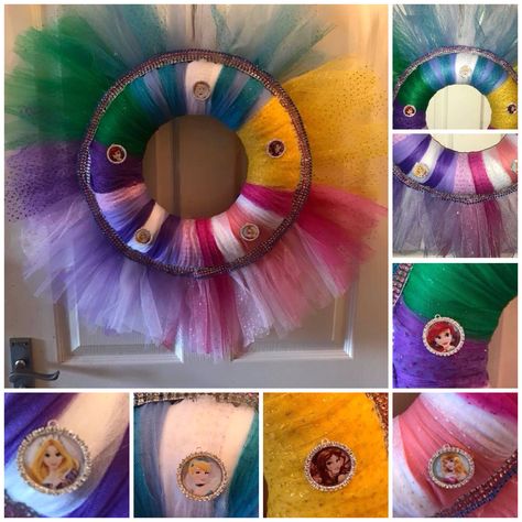 Alternative Disney Princess wreath. Tulle tied and weaved. #Disney #DisneyPrincesses #SoBeautiful #TulleWreath Up Wreath Disney, Creative Tulle Wreaths, Disney Princess Wreath, Diy Wreath Tulle, Wreath Frame And Tulle, Princess Wreath, Alternative Disney Princesses, Alternative Disney, Tulle Wreath