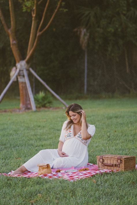 Maternity Photo Shoot Backyard, Picnic Themed Maternity Shoot, Maternity Photos Picnic, Pregnant Picnic Photoshoot, Pregnancy Picnic Photoshoot, Picnic Maternity Shoot, Picnic Pregnancy Photoshoot, Backyard Maternity Photoshoot, Maternity Picnic Photoshoot