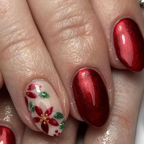 Christmas Accent Nail Designs, Christmas Flower Nail Designs, Simple Christmas Nails Gingerbread, Christmas Stocking Nails, Noche Buena Nails, Xmas Shellac Nails, Xmas Nails Ideas 2024, Ideas For Christmas Nails, Fall/christmas Nail Ideas