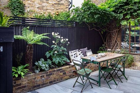 Small Victorian Garden Ideas, Town Garden Ideas, Small Town Garden Ideas, Victorian Garden Ideas, Victorian Backyard, Victorian Terrace Garden, Pergola Planter, Town Garden, Patio Edging