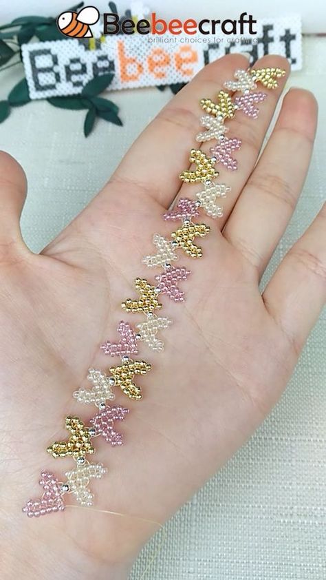 Beaded Jewelry Diy Bracelets, Seed Bead Stretch Bracelets, Bracelet Video, Bead Stretch Bracelets, Anting Manik, Beaded Patterns, Diy Heart, Japanese Beads, Bracelets Handmade Diy