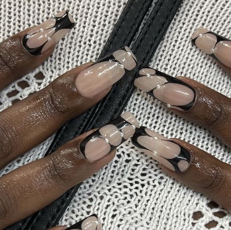 Mugler Nails, Nails Tech Aesthetic, Futuristic Nails Aesthetic, Grunge Aura Nails, Silver Chrome Nails Aesthetic, Black Aura Nails With Chrome, Nail Tech Aesthetic, Euphoria Nails, Long Nail Art