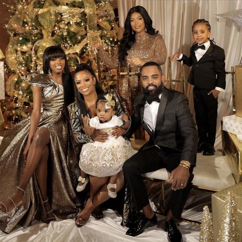 Christmas Family Photoshoot Ideas, Glam Family Photoshoot, Holiday Photos Outfits, Family Christmas Pictures Outfits, Family Holiday Pictures, Christmas Pictures Outfits, Christmas Family Photoshoot, Black Motherhood, Kandi Burruss