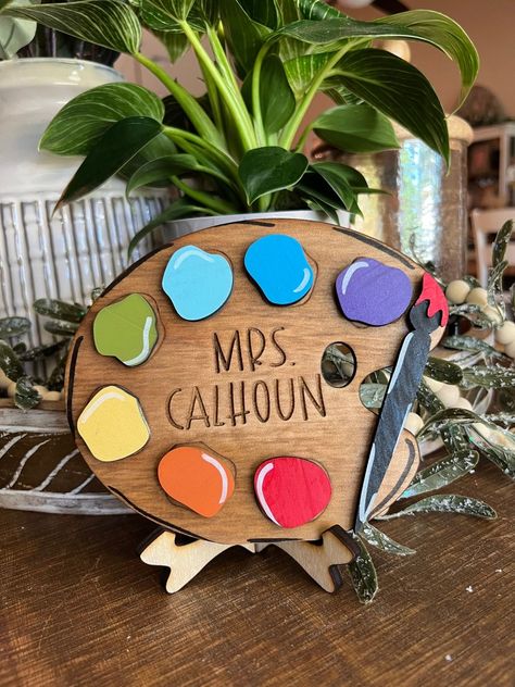 Deco Classroom, Paint Pallet, Teacher Graduation Gifts, Appreciation Gifts Diy, Teacher Graduation, Teacher Name Signs, Teacher Appreciation Gifts Diy, Wedding Horseshoes, Student Teacher Gifts