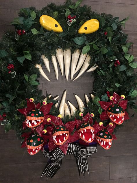 Monster Wreath from Nightmare Before Xmas made by my husband Nightmare Before Christmas Wreath, Nightmare Before Christmas Tree, Monster Wreath, Halloween Christmas Tree, Nightmare Before Christmas Tattoo, Nightmare Before Christmas Decorations, Scary Christmas, Casa Halloween, Nightmare Before Christmas Halloween