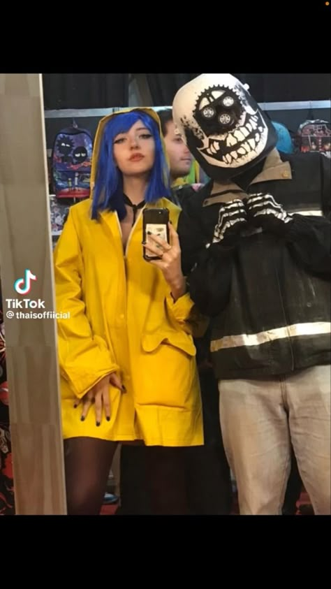 Coroline Couple Costumes, Coraline Outfit Halloween, Coraline And Wybie Costume Ideas, Cute Coraline Costume, Coraline And Wybie Costume Couple, Coraline Jones Costume, Wybie And Coraline Halloween, Coraline And Wybie Cosplay, Halloween Tim Burton Costume