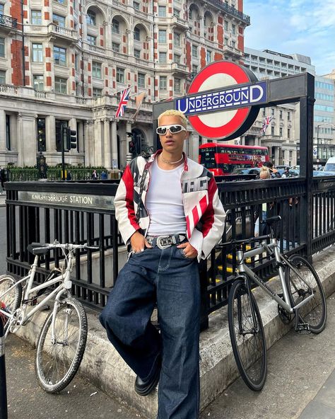 Streetwear Fashion London, London Photoshoot Aesthetic, Mens Maximalist Fashion, Y2k Mens Fashion Aesthetic, London Fashion Men, Uk Street Fashion, Street Style Men Outfit, London Street Wear, Fashion Genz