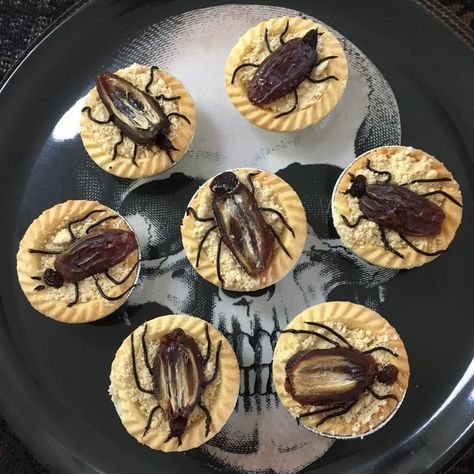 Spookie Halloween Snacks, Cockroach Cupcakes With Dates, Cockroach Cupcakes, Halloween Tarts, Halloween Scary Food, Creepy Desserts, Halloween Tart, Postres Halloween, Halloween Date